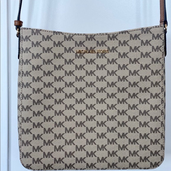 Michael Kors Jet Set Messenger - Picture 1 of 5